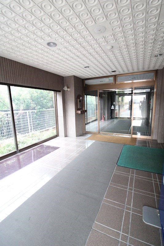 ロビー　管理人さんが日勤でいるので安心です。
