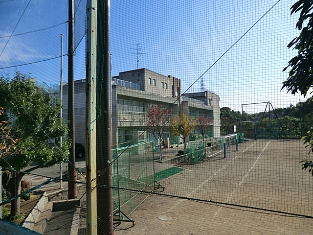 中学校　横浜市立緑が丘中学校（中学校）まで688m