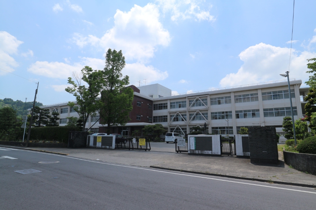 中学校　栗東市立栗東中学校（中学校）まで651m