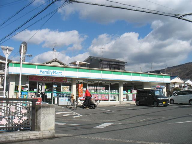 コンビニ　ファミリーマート（コンビニ）まで413m