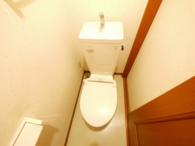 トイレ　落ち着いた色調のトイレです