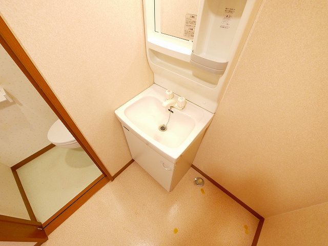 洗面設備　ゆったりとスペースのある洗面所