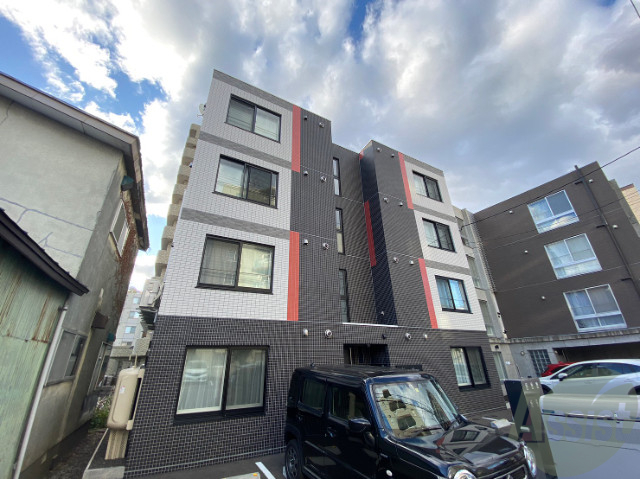 建物外観　札幌市中央区南６条西「ラグジースペース南円山」