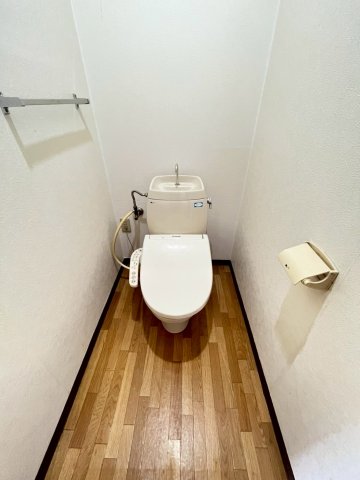 トイレ　同物件、別号室の写真です。