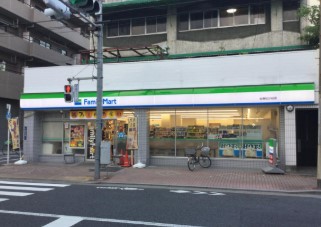 コンビニ　ファミリーマート台東松が谷店（コンビニ）まで105m