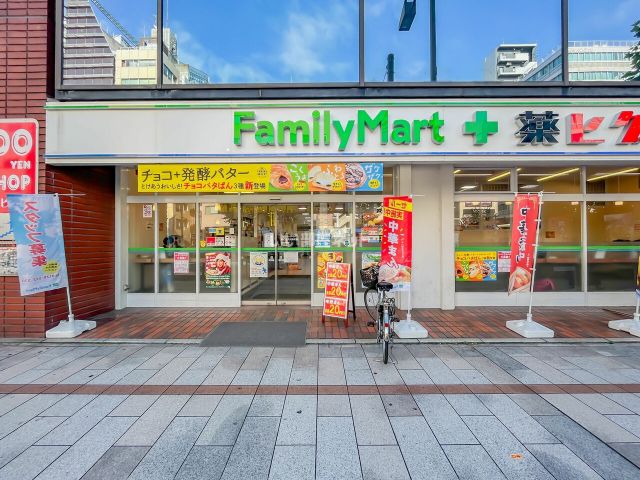 コンビニ　ファミリーマート 薬ヒグチ淡路町店（コンビニ）まで202m