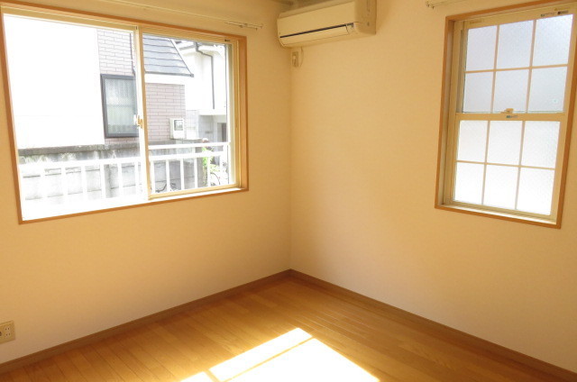 居室・リビング　角部屋、二面採光