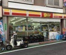 コンビニ　ニューヤマザキデイリーストア小日向店（コンビニ）まで90m