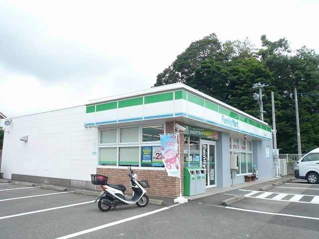 コンビニ　ファミリーマート川南中央店（コンビニ）まで450m