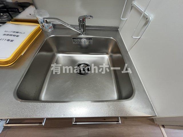 キッチン　(参考)同マンション反転間取り他部屋の写真