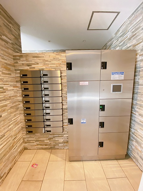 エントランス　共用エントランスには宅配BOXがあるので荷物の受け取りもスム