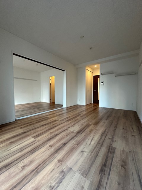 その他部屋・スペース　西向き洋室10帖☆バルコニー側からの眺めです！クローゼットが