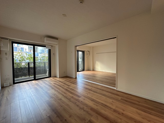 居室・リビング　西向き洋室10帖☆バルコニーに繋がるお部屋です！エアコン付き
