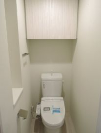 トイレ　落ち着いた色調のトイレです