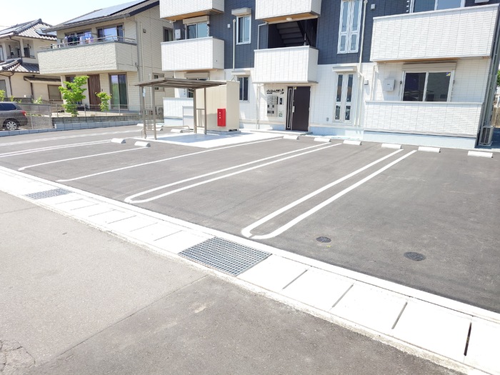 駐車場　建物玄関前駐車場