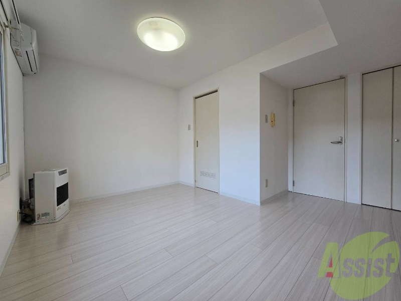 その他部屋・スペース　木目のフローリングは落ち着きのある印象のお部屋になりますね。