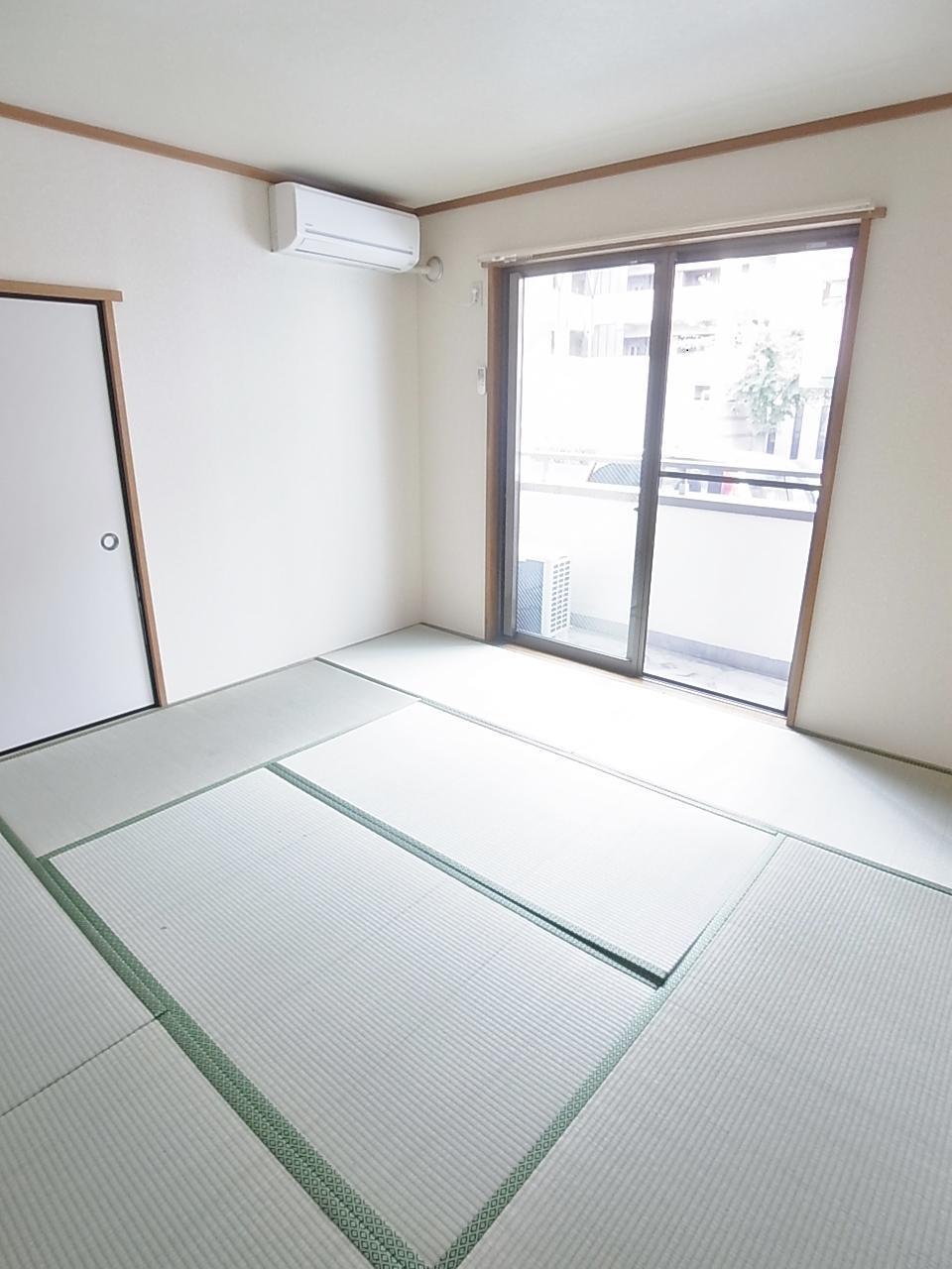 その他　畳のきれいな広々８畳の和室です。