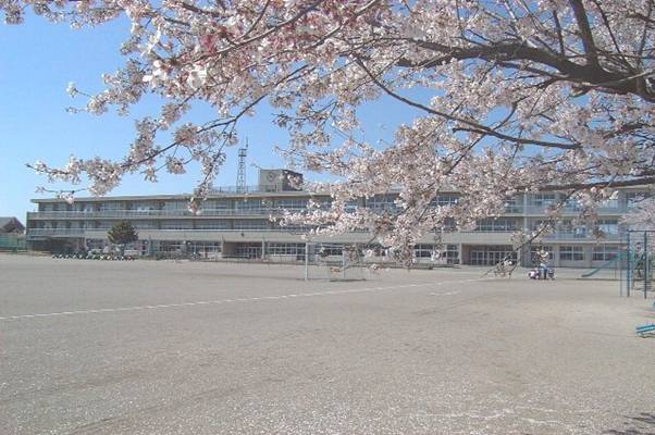 小学校　伊勢崎市立あずま南小学校（小学校）まで112m