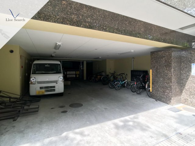 駐車場　駐車場があるので、車を買う予定の方も安心です