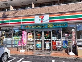 コンビニ　セブンイレブン（コンビニ）まで686m