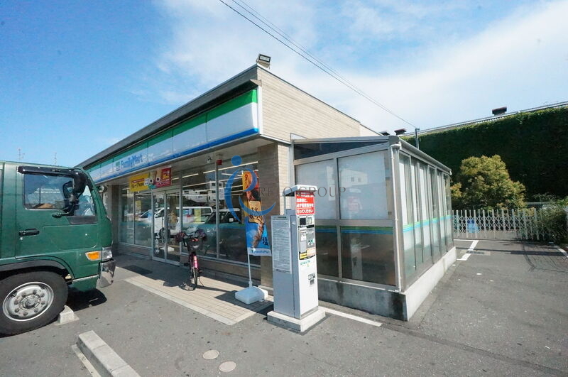 コンビニ　ファミリーマート加美正覚寺店（コンビニ）まで445m