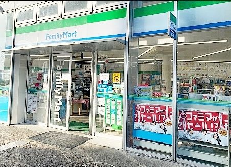 コンビニ　ファミリーマート（コンビニ）まで220m