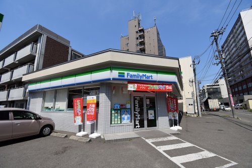 コンビニ　ファミリーマート札幌北11条東6丁目店（コンビニ）まで392m
