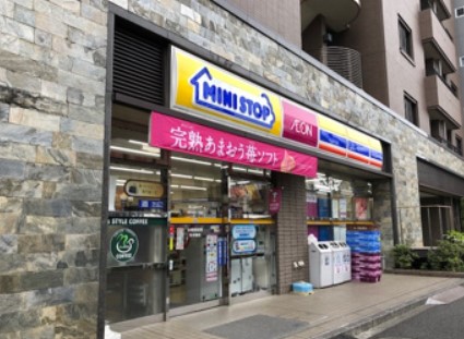 コンビニ　ミニストップ 新大久保駅東口店（コンビニ）まで353m