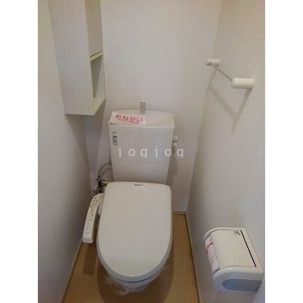 トイレ　嬉しい温水洗浄便座付きのトイレです。