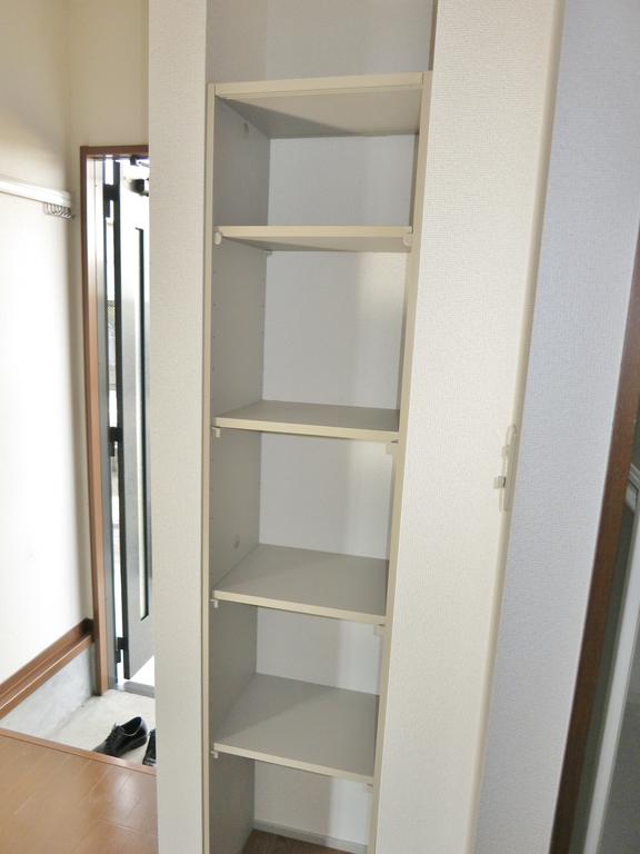 その他設備　洗面所内のちょっとした棚がうれしい！