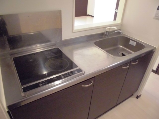 キッチン　収納棚、お手入れしやすい電気コンロ付きキッチン。