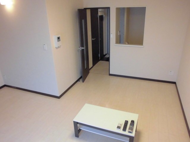 居室・リビング　白を基調とした清潔感あるお部屋です