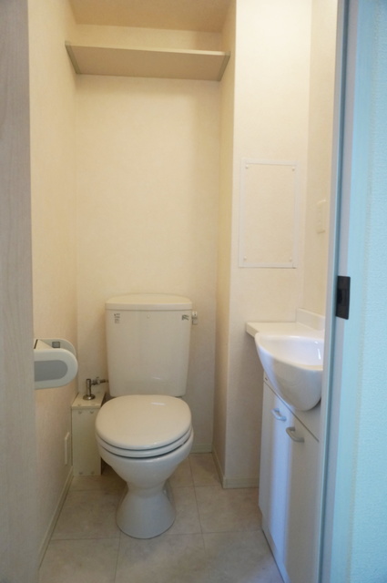 トイレ　白を基調とした空間で清潔感のあるトイレです♪