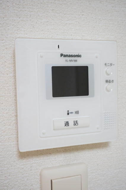 セキュリティ　来訪者の姿を確認できるＴＶモニター付インターホン設置済です！