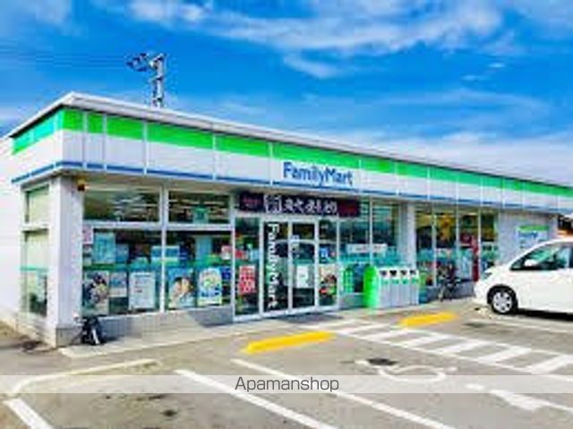 コンビニ　ファミリーマート（コンビニ）まで814m