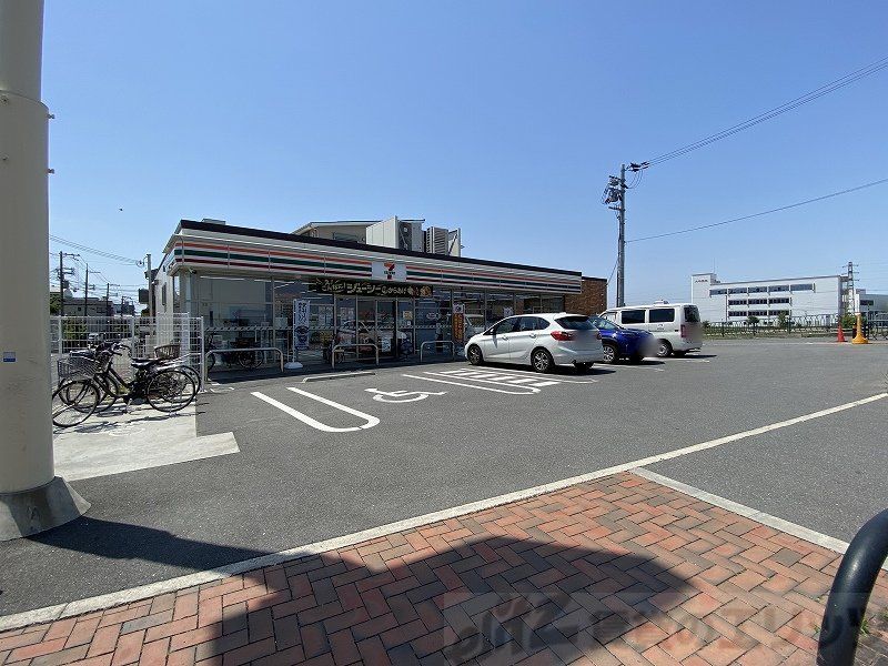 コンビニ　セブンイレブン吹田東御旅町店（コンビニ）まで320m