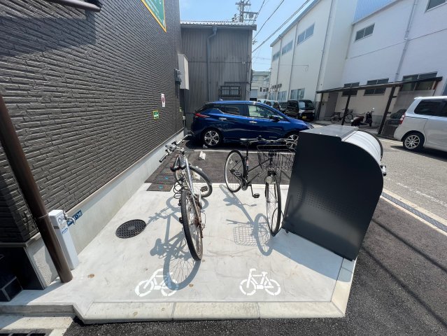駐車場　敷地内にある駐輪場。雨の日にはうれしい屋根つきです。