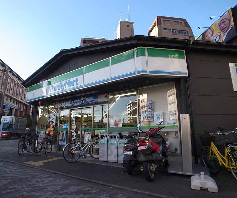 コンビニ　ファミリーマート千本三条店（コンビニ）まで185m