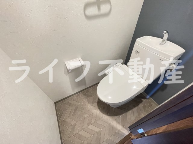 トイレ　落ち着いた色調のトイレです