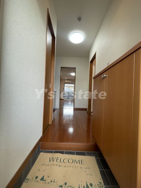 玄関　この写真の反転タイプになります。