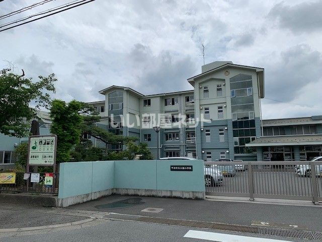 小学校　甲府市立玉諸小学校（小学校）まで747m