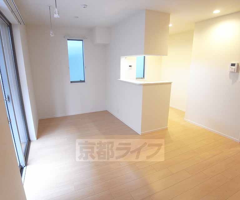 居室・リビング　角部屋で、側面に窓のあるリビングです。