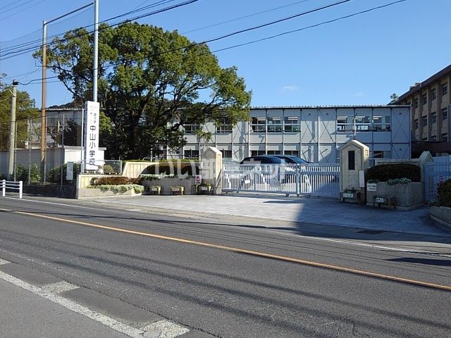 小学校　鹿児島市立中山小学校（小学校）まで484m