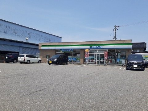 コンビニ　ファミリーマート 富山向新庄店（コンビニ）まで833m