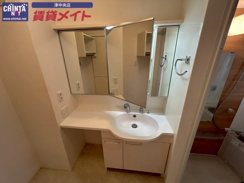 洗面設備　別部屋同型タイプ