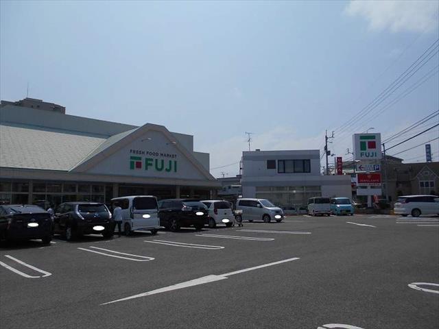 スーパー　フジ松末店（スーパー）まで659m