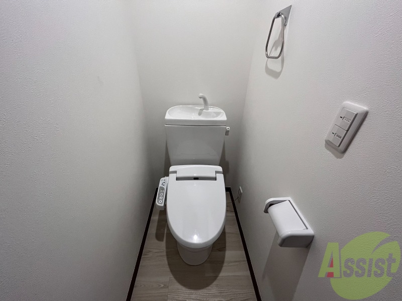 トイレ　トイレは温水洗浄便座です。シンプルな雰囲気になっています。