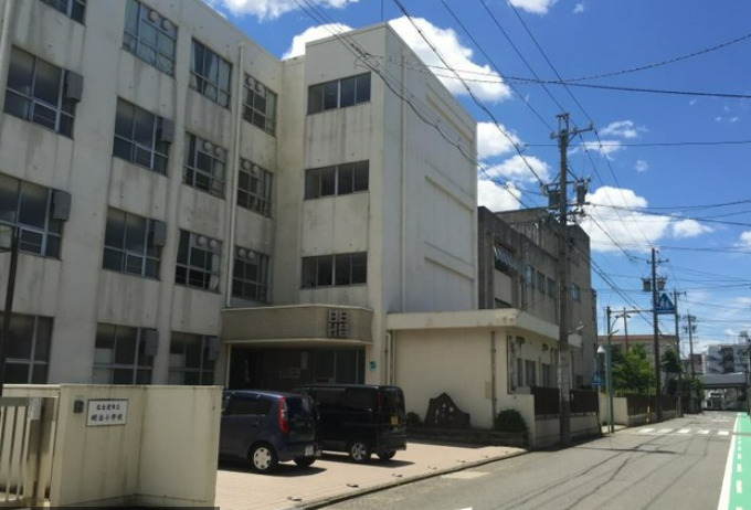 小学校　名古屋市立明治小学校（小学校）まで1083m