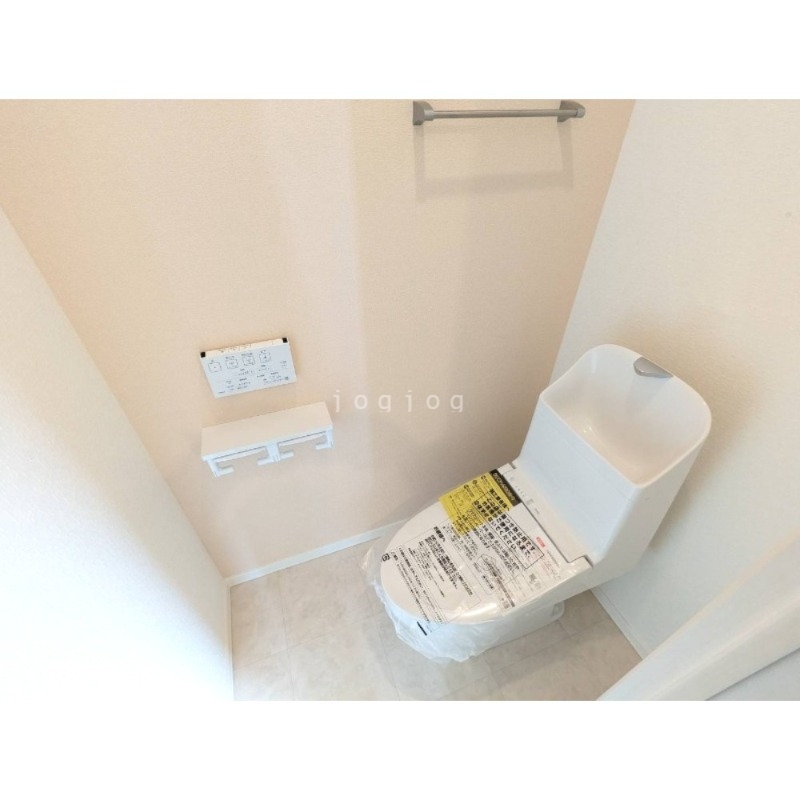 トイレ　嬉しい温水洗浄便座付きのトイレです。