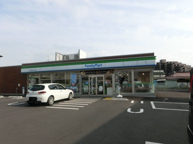 コンビニ　ファミリーマート（コンビニ）まで110m